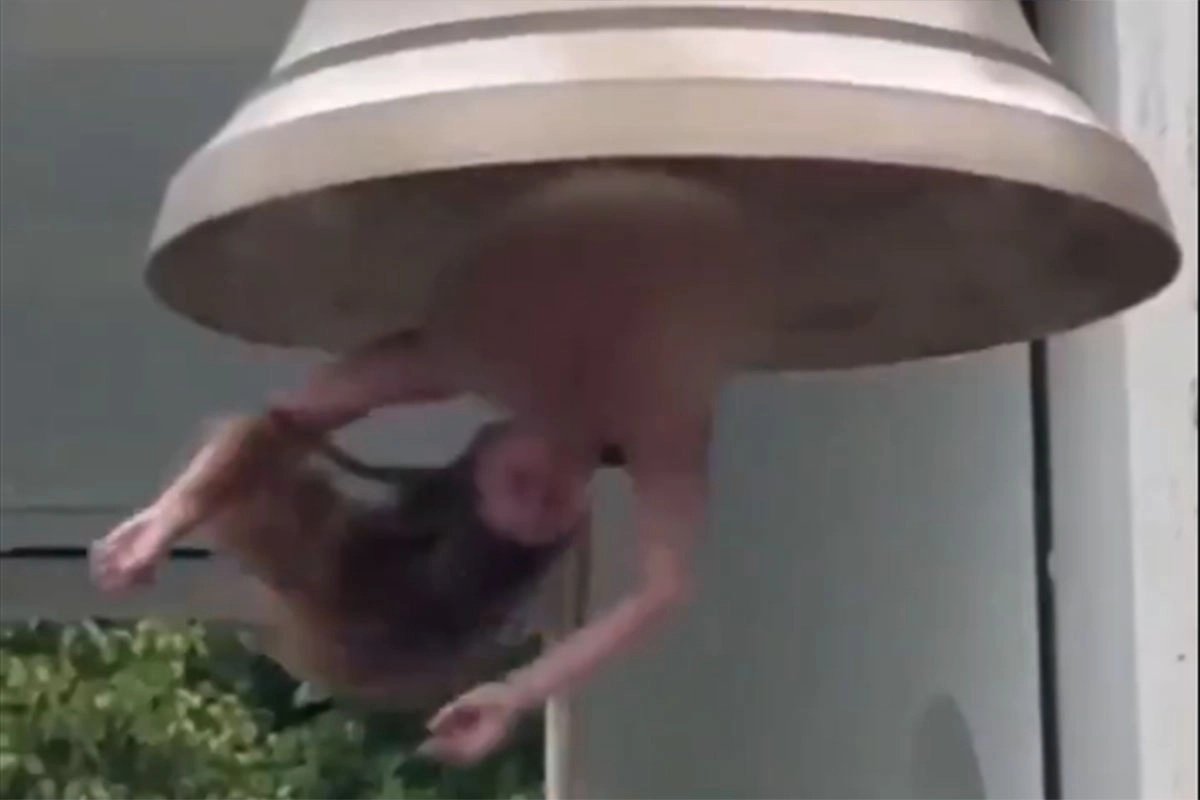 Šta se dešava u Veneciji: Žena visi sa bronzanog zvona, šalje važnu poruku (VIDEO)