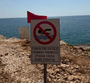 Upozorenje turistima u Hrvatskoj: Ove plaže zatvorene su zbog zagađenja mora