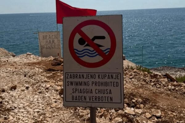 Upozorenje turistima u Hrvatskoj: Ove plaže zatvorene su zbog zagađenja mora